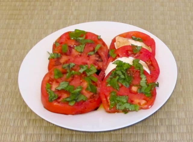 sliced tomato salad, fresh mozzarella cheese in salad, use balsamic vinegar for tomato salad
