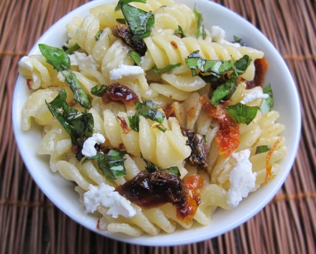 Basil, Sun-Dried Tomato & Goat Cheese Pasta