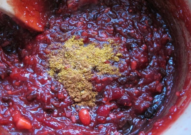 simmering cranberry chutney