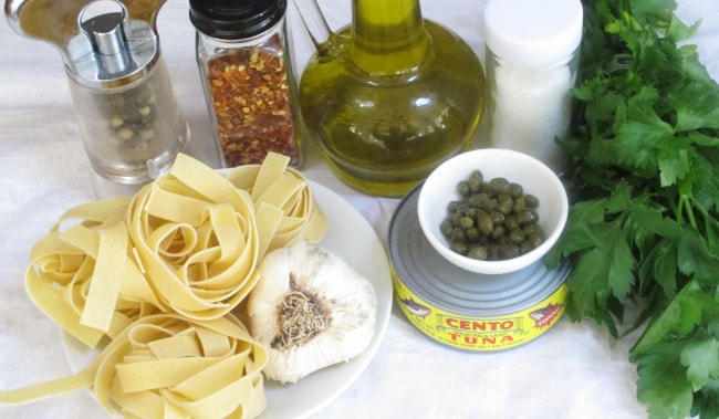 ingredients for pappardelle with tuna, garlic and parsley