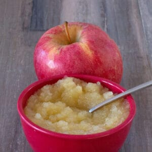 applesauce with apple behind