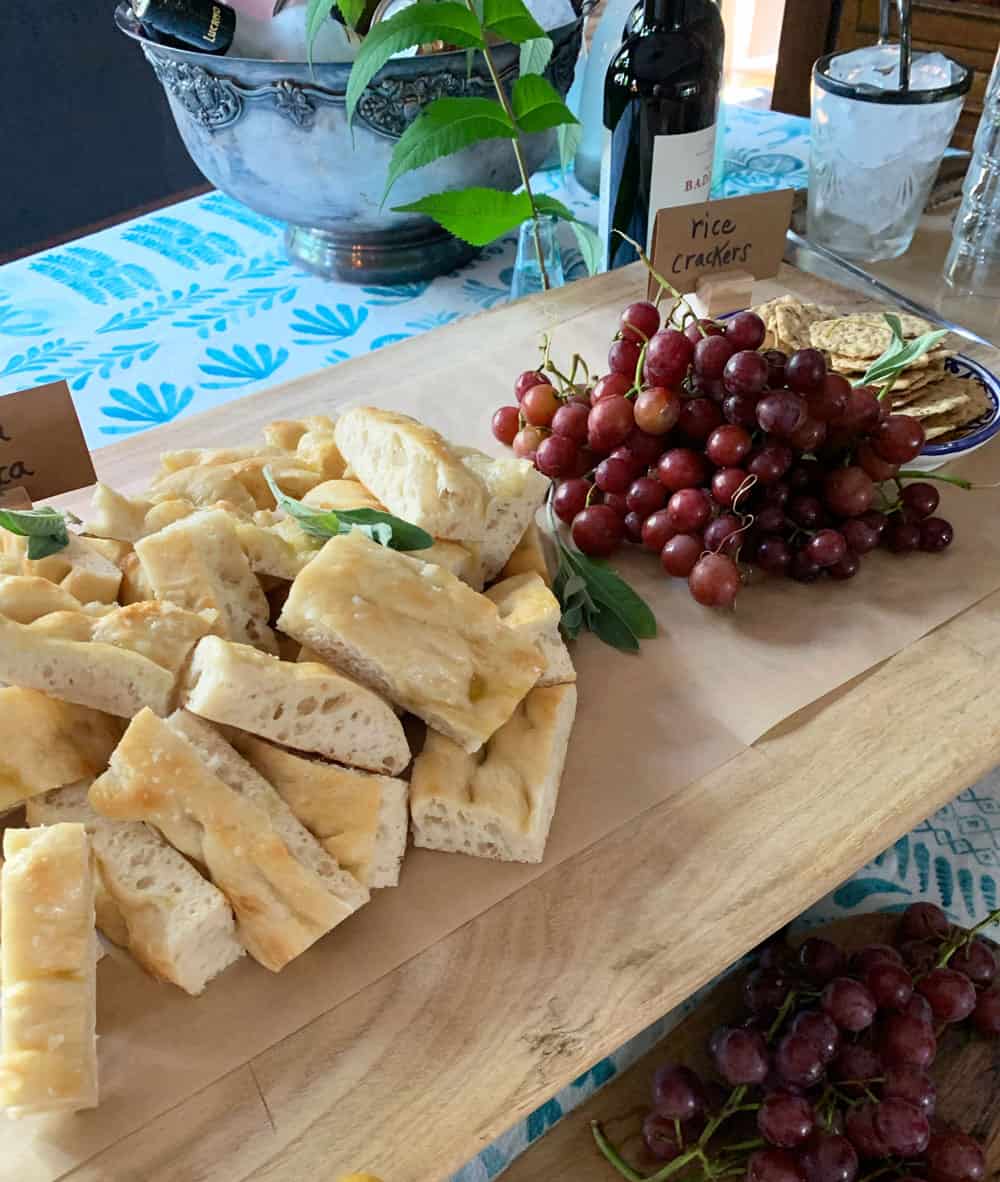 Pizza bianca and beverages, plus grapes and crackers